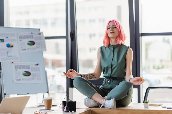 Mujer Negocios Sonriente Con Cabello Rosa Meditando Mientras Está Sentada —  Fotos de Stock