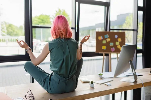 Vista Posterior Mujer Negocios Con Pelo Rosa Meditando Escritorio Oficina — Foto de Stock