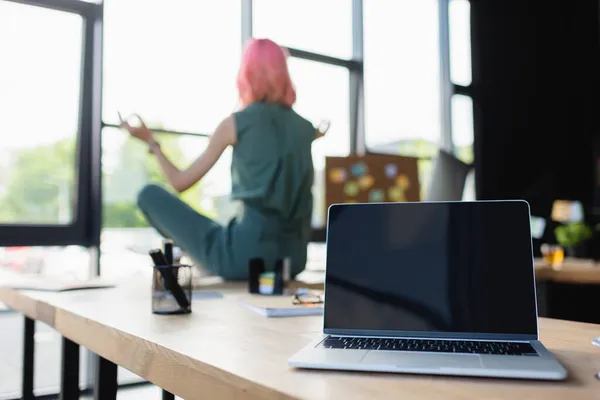 Portátil Con Pantalla Blanco Cerca Mujer Negocios Con Pelo Rosa — Foto de Stock