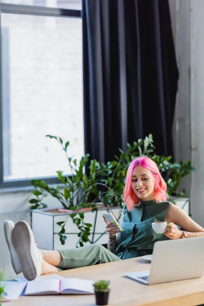 Gelukkig Zakenvrouw Met Roze Haar Holding Smartphone Kopje Koffie Terwijl — Stockfoto