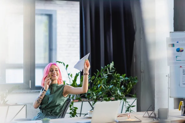 Donna Affari Positiva Con Capelli Rosa Che Parla Sullo Smartphone — Foto Stock