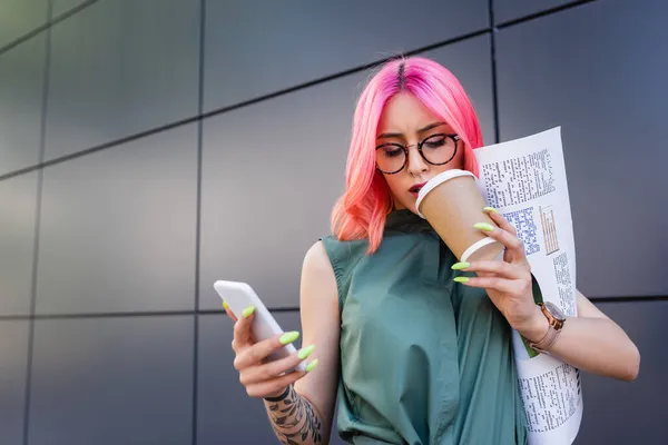 Femeie Afaceri Tatuată Păr Roz Care Deține Smartphone Ceașcă Hârtie — Fotografie, imagine de stoc