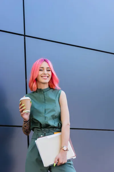 Татуйована Позитивна Бізнес Леді Рожевим Волоссям Тримає Папку Ноутбук Каву — стокове фото