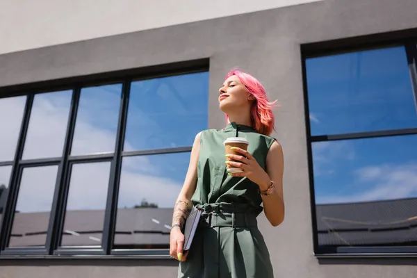 ピンク色の髪をした幸せな女性の顔に太陽の光紙コップとノートブックを外に — ストック写真