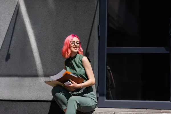 Mujer Negocios Feliz Con Carpeta Celebración Pelo Rosa Con Documentos — Foto de Stock