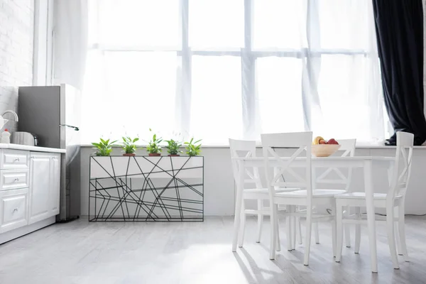 Modern Mutfakta Beyaz Sandalyelerin Yanında Meyveli Yemek Masası — Stok fotoğraf