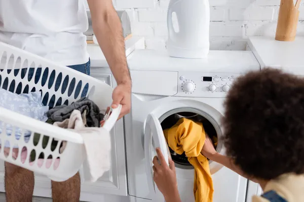 더러운 세탁물이 바구니를 세탁기 가까이 남자의 아프리카 미국인 친구의 — 스톡 사진