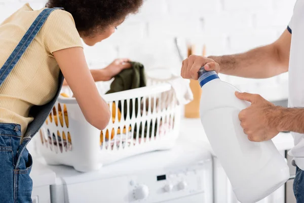 Mann Hält Flasche Mit Waschmittel Der Nähe Lockige Afrikanisch Amerikanische — Stockfoto