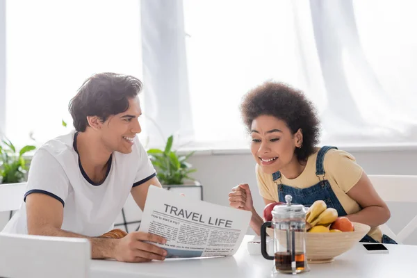 Happy Man Holding Travel Life Newspaper African American Girlfriend Breakfast — Stock Photo, Image