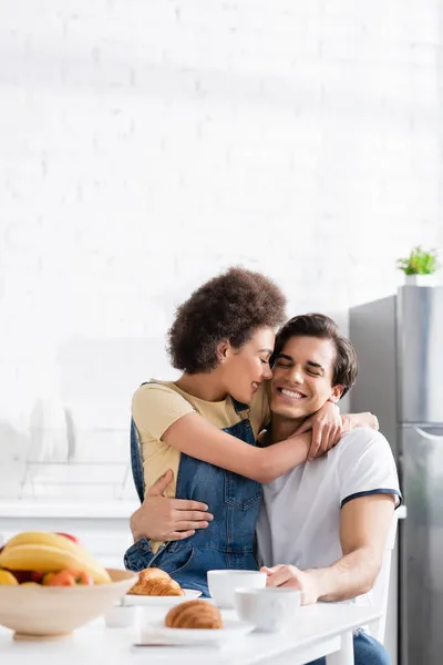 Gelukkig Afrikaanse Amerikaanse Vrouw Knuffelen Vrolijk Vriendje Tijdens Het Ontbijt — Stockfoto