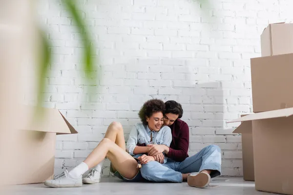 Feliz Casal Multiétnico Sentado Chão Perto Caixas Papelão — Fotografia de Stock