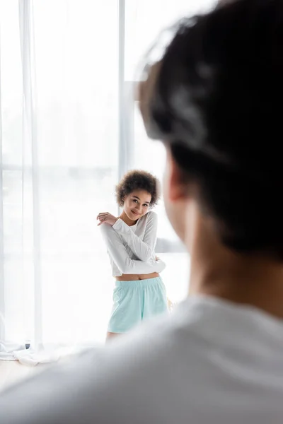 Schüchterne Afroamerikanerin Schaut Verschwommenen Freund — Stockfoto