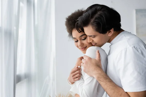 Joven Abrazando Sonriente Afro Americana Novia Casa — Foto de Stock