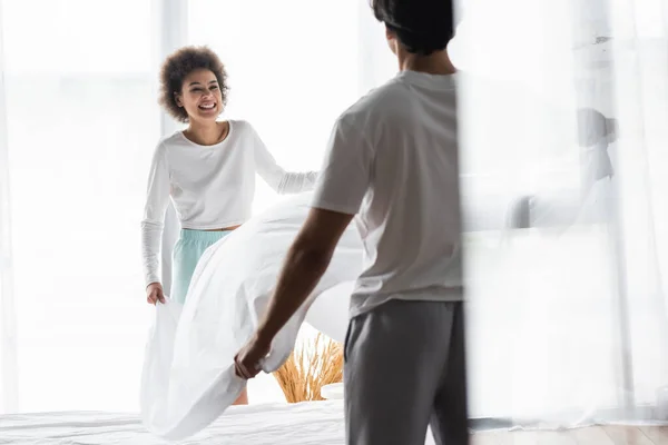 Gioiosa Donna Afroamericana Organizzare Lenzuolo Con Fidanzato — Foto Stock