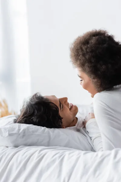 Positive Interrassische Paar Lächelt Während Sie Einander Schlafzimmer — Stockfoto