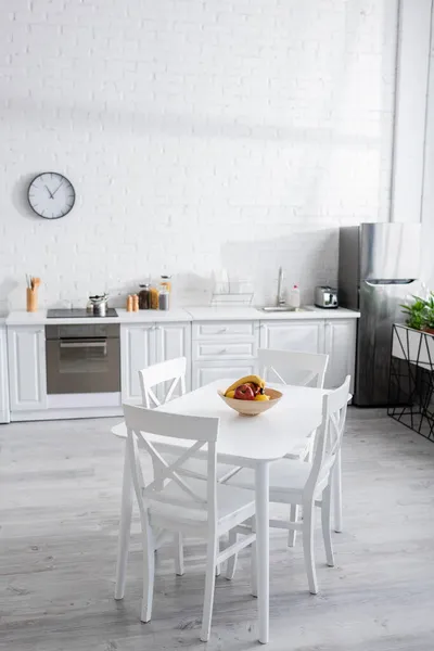 Modern Mutfakta Yemek Masasında Meyveli Kase — Stok fotoğraf