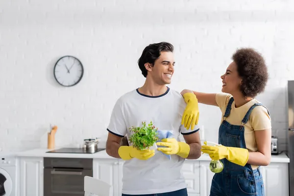 Hombre Feliz Guantes Goma Sosteniendo Trapo Planta Verde Cerca Mujer — Foto de Stock