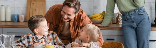 Hombre Alegre Hablando Con Los Hijos Desayunando Cocina Pancarta — Foto de Stock