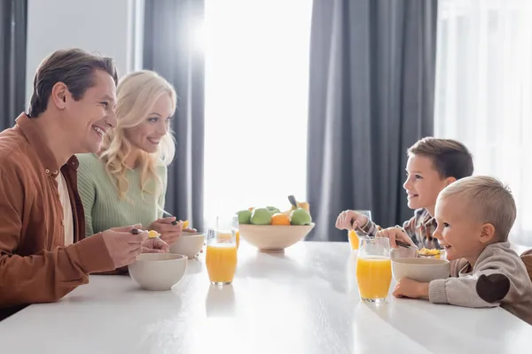 Pais Felizes Filhos Conversando Enquanto Comem Saborosos Flocos Milho Para — Fotografia de Stock