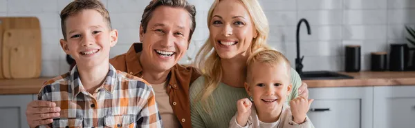 Happy Parents Sons Smiling Camera Home Kitchen Banner — Stock Photo, Image