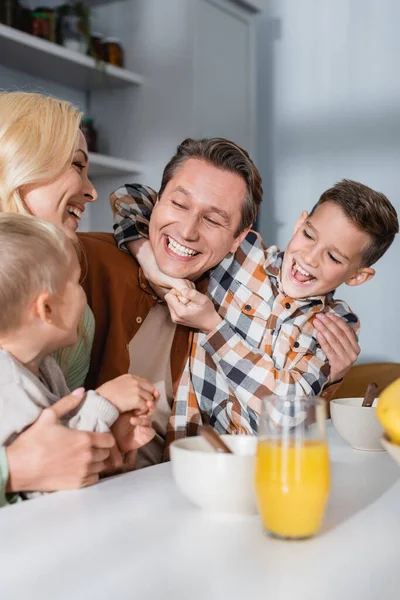 Radostná Rodina Baví Při Snídani Blízkosti Misky Pomerančový Džus Kuchyňském — Stock fotografie
