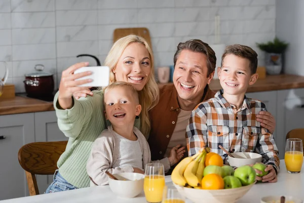 Mujer Feliz Tomando Selfie Teléfono Móvil Durante Desayuno Con Familia — Foto de Stock