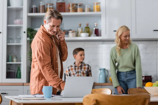 Blurred Woman Son Man Talking Smartphone While Working Laptop Kichen — Stock Photo, Image