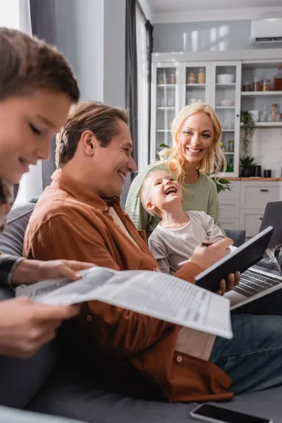 Suddig Pojke Läser Tidningen Nära Leende Far Arbetar Med Anteckningsbok — Stockfoto