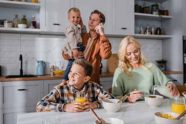 Man Som Håller Barn Och Häller Mjölk Majsflingor Frukost Köket — Stockfoto