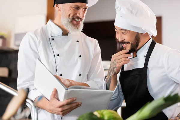 Chefs Interracial Alegres Trabajando Con Libro Cocina Cocina — Foto de Stock