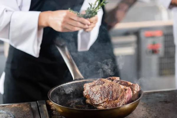 Roasted Meat Frying Pan Blurred Chef Holding Rosemary Kitchen — Stock Photo, Image