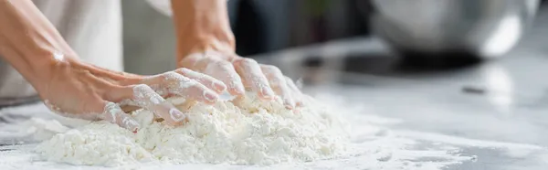 Vista Recortada Del Chef Haciendo Masa Cocina Del Restaurante Pancarta — Foto de Stock