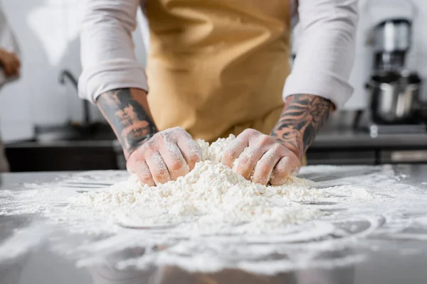 Vista Recortada Chef Tatuado Haciendo Masa Cerca Harina Borrosa Cocina — Foto de Stock