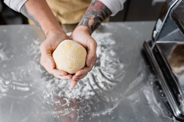 Top View Chef Holding Dough Pasta Maker Machine Table — Stock Photo, Image