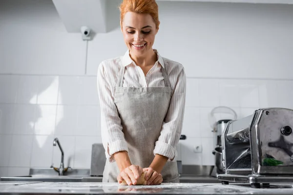 Chef Sonriente Delantal Haciendo Masa Cerca Máquina Hacer Pasta Cocina — Foto de Stock