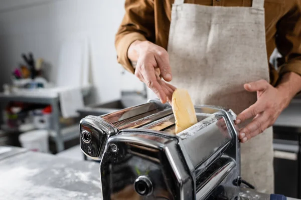 Beskuren Bild Kock Förkläde Sätta Deg Pasta Maker Maskin Köket — Stockfoto