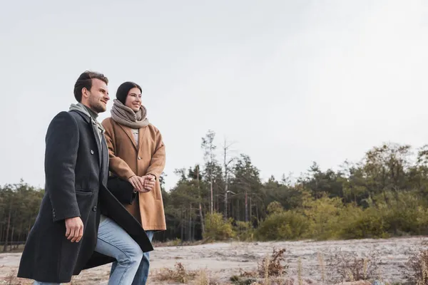 Young Couple Autumn Clothes Looking Away While Walking Forest Autumn — Stock Photo, Image