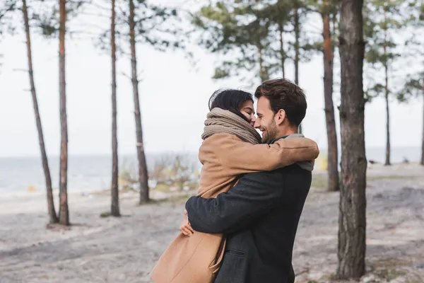 Pareja Complacida Abrigos Otoño Abrazándose Durante Paseo Bosque Cerca Del — Foto de Stock