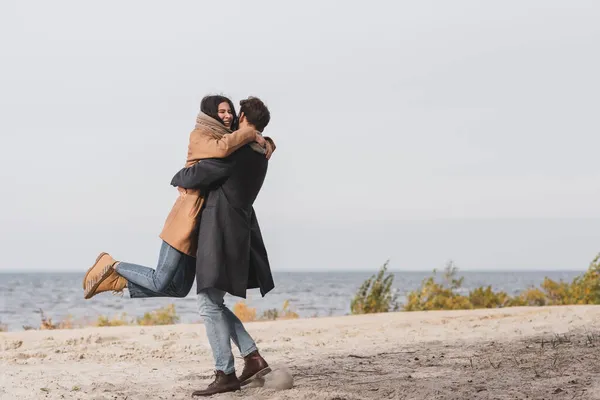 Joven Sosteniendo Alegre Novia Durante Otoño Pie Orillas Del Río — Foto de Stock