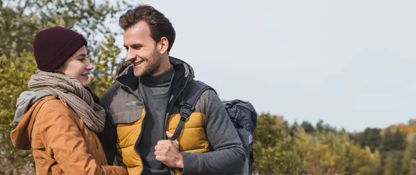 Feliz Pareja Ropa Otoño Mirándose Mientras Caminan Aire Libre Pancarta — Foto de Stock