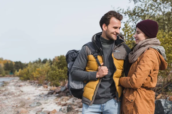 Jovem Mulher Com Mochila Sorrindo Perto Namorada Roupa Outono Enquanto — Fotografia de Stock