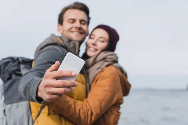 Blurred Couple Autumn Clothes Taking Selfie Mobile Phone While Walking — Stock Photo, Image