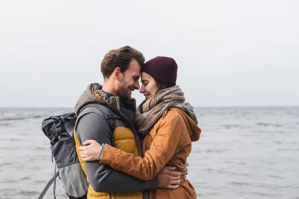 Sidovy Par Omfamning Med Slutna Ögon Nära Havet — Stockfoto