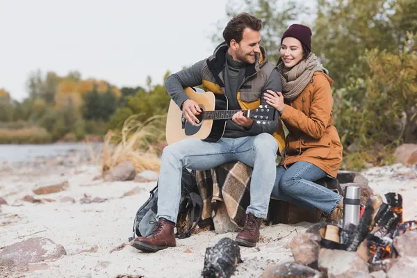 Hombre Feliz Tocando Guitarra Cerca Mujer Mientras Está Sentado Piedras —  Fotos de Stock