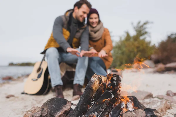 Selektiver Brennpunkt Des Lagerfeuers Bei Verschwommener Paarwärmung Beim Herbstspaziergang — Stockfoto