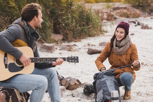 Cheerful Woman Backpack Looking Boyfriend Playing Guitar Halt Walk — Stock Photo, Image