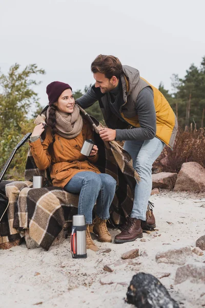 Mujer Feliz Sentada Con Taza Termo Mientras Que Novio Cubre — Foto de Stock