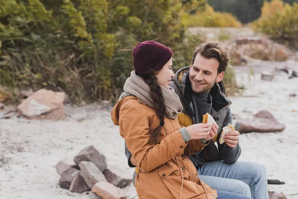 Alegre Pareja Otoño Ropa Hablando Comiendo Sándwiches Durante Caminar Aire —  Fotos de Stock