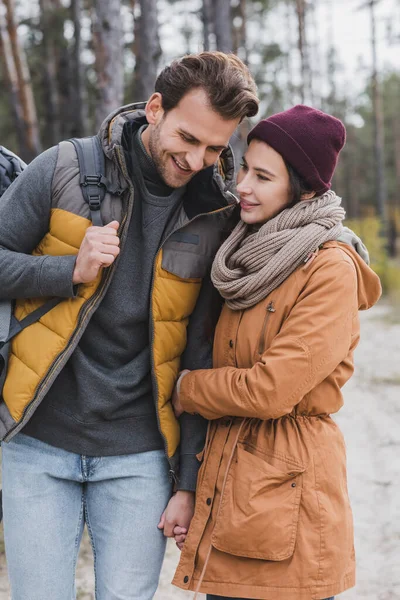 Joven Mujer Abrazando Novio Mientras Caminando Otoño Bosque — Foto de Stock