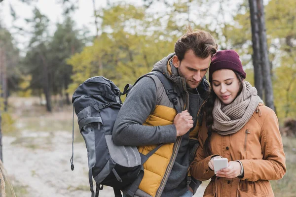 Couple Young Tourists Looking Smartphone While Searching Direction Forest — Stock Photo, Image